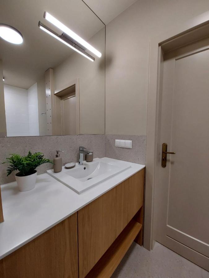 Spacious Two-Bedroom Apartment In The City Center Krakow Exterior photo